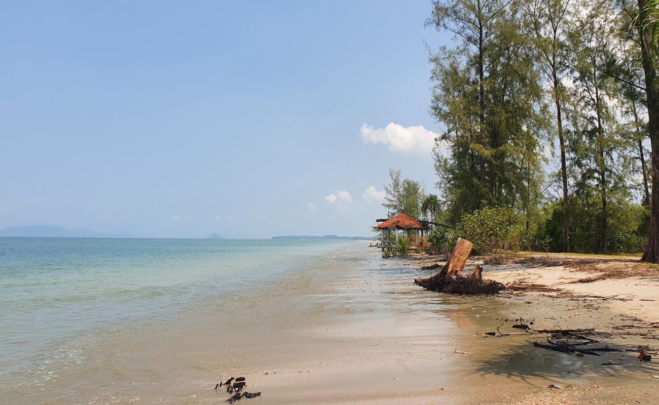 Foto af Hua Hin Beach med let sand og småsten overflade