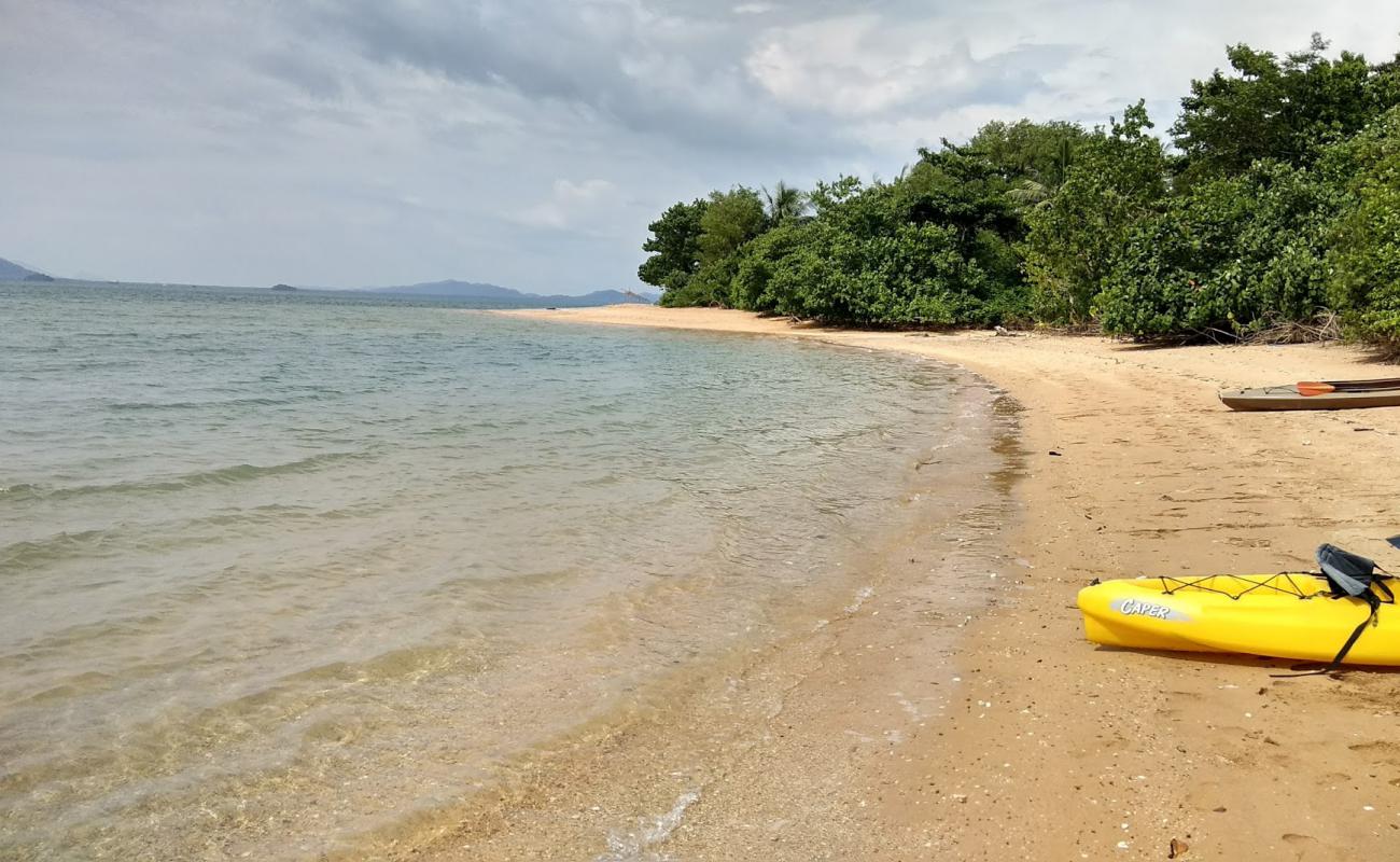 Foto af Redrock Lanta Beach med let sand og småsten overflade