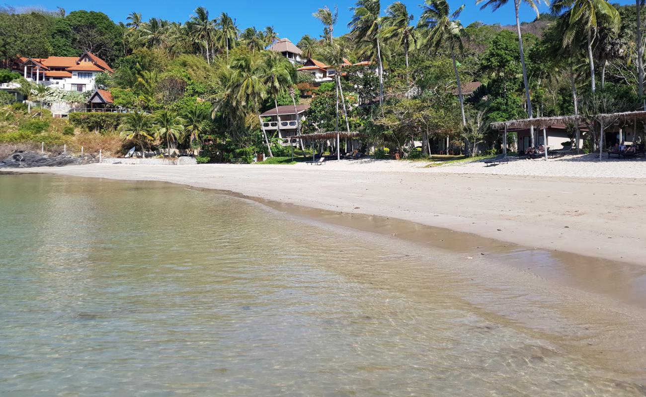 Foto af Khlong Chak Beach med lys sand overflade