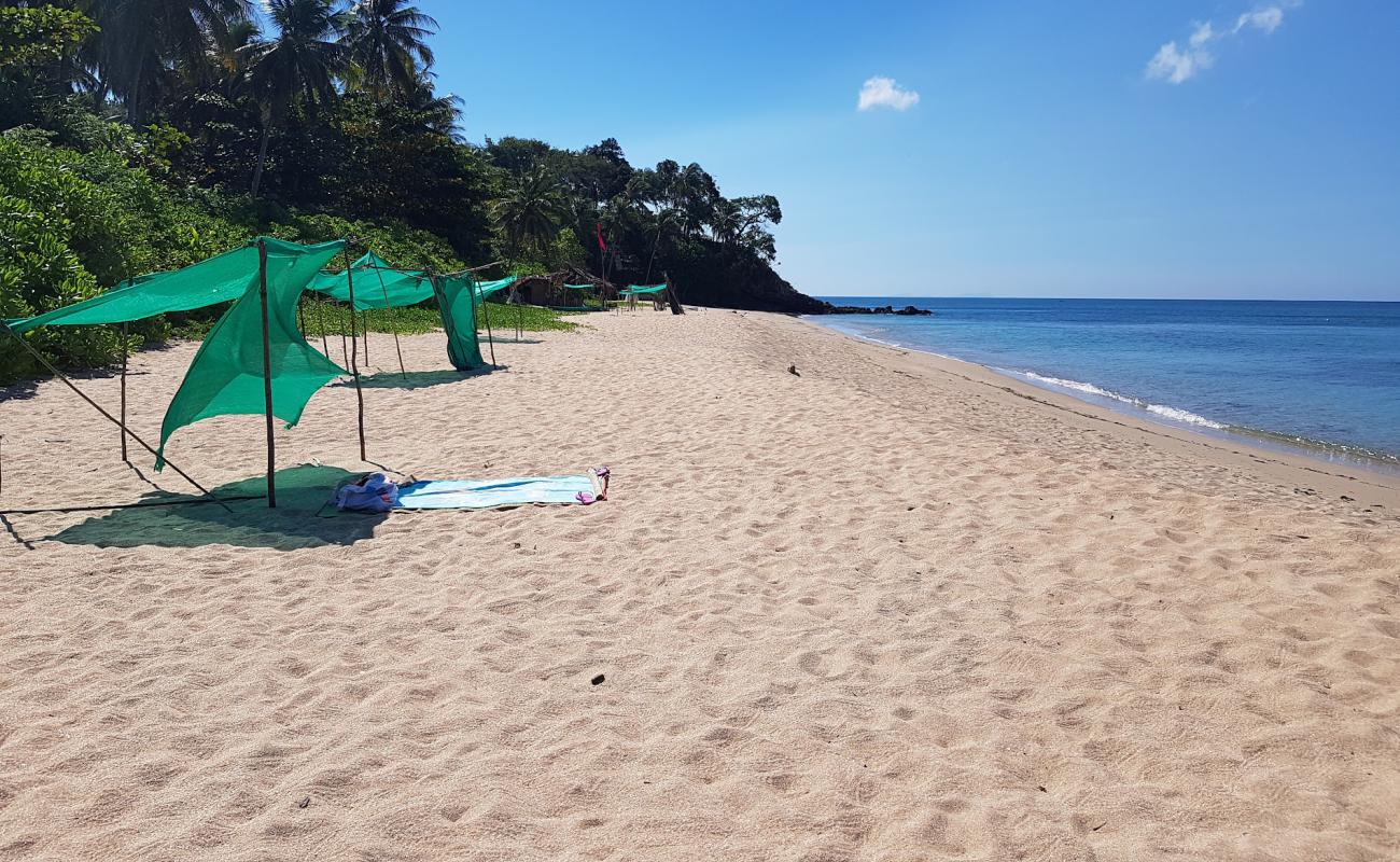 Foto af Nui Beach med lys sand overflade