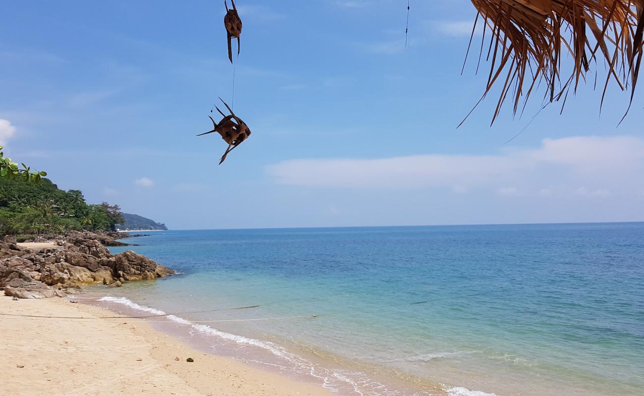 Foto af Klong Tob Beach med lyst sand & sten overflade