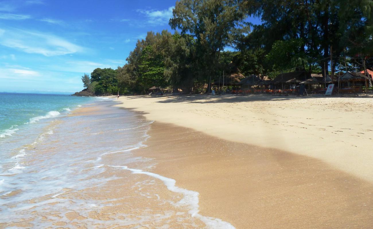 Foto af Pra-Ae Beach med lys sand overflade