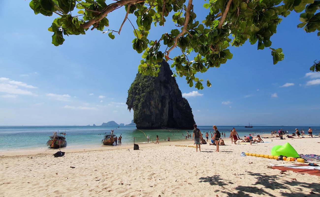 Foto af Phra nang Cave Strand med hvidt fint sand overflade