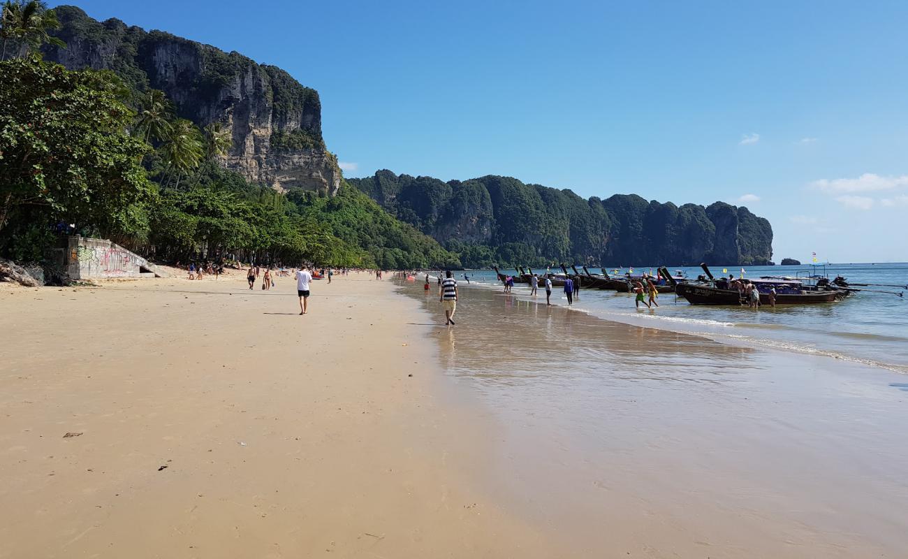 Foto af Ao Nang Beach med lys fint sand overflade