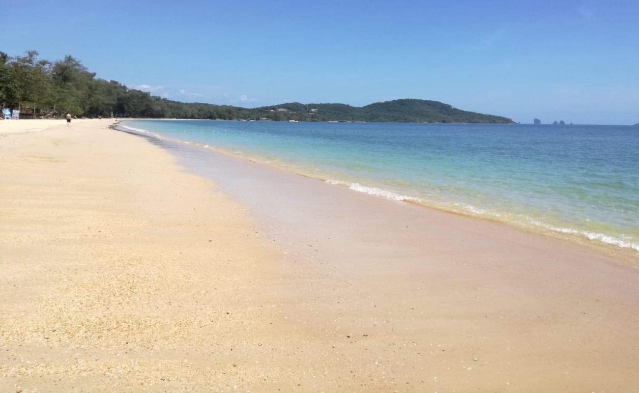 Foto af Klong Muang Beach med lys sand overflade