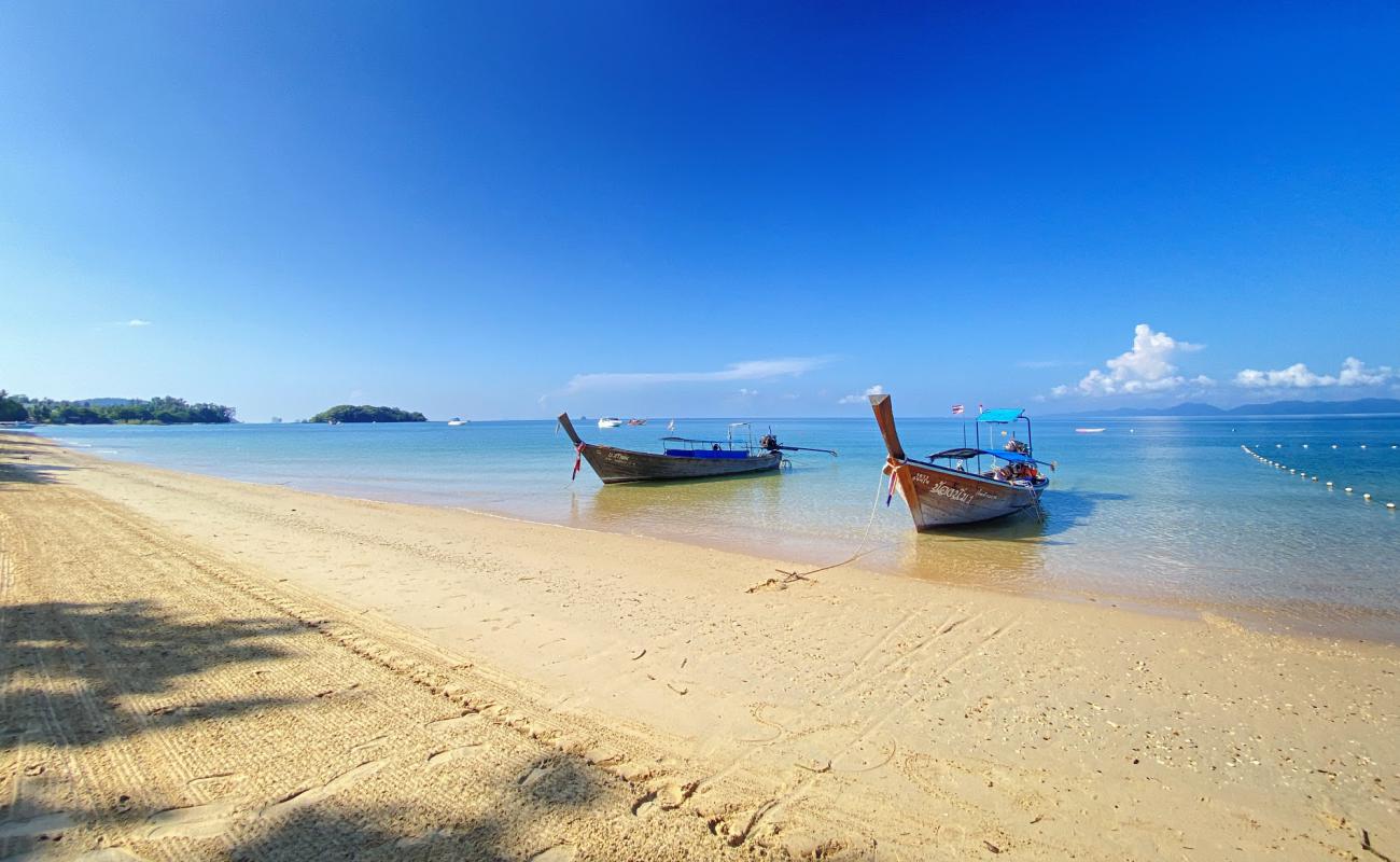 Foto af Koh Kwang Beach med lys sand overflade