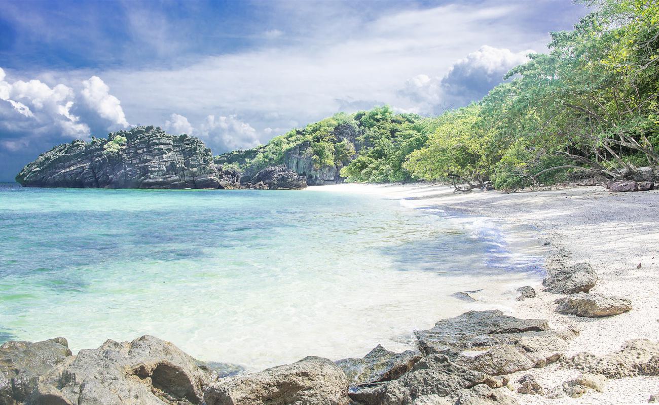 Foto af Ko Lela Beach med hvidt fint sand overflade