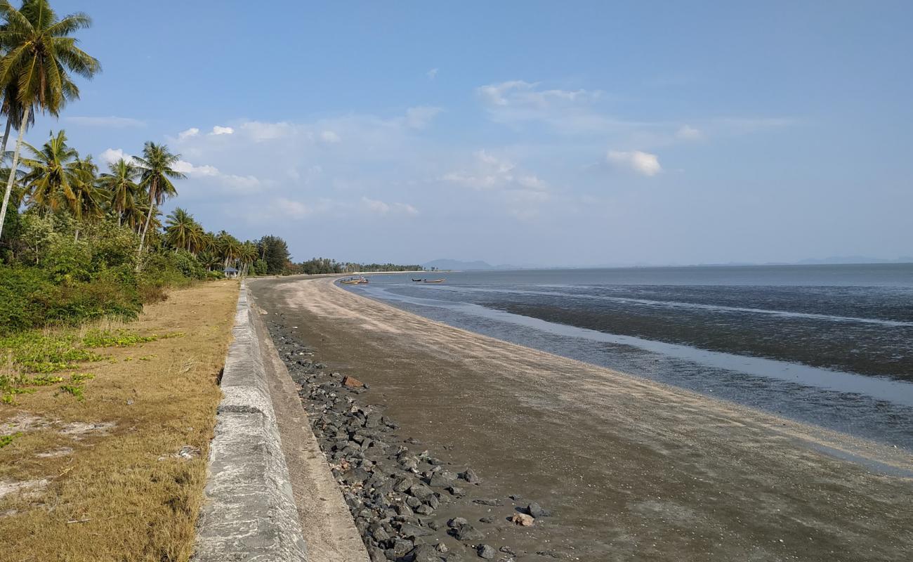 Foto af Ban Thung Beach med lys sand overflade