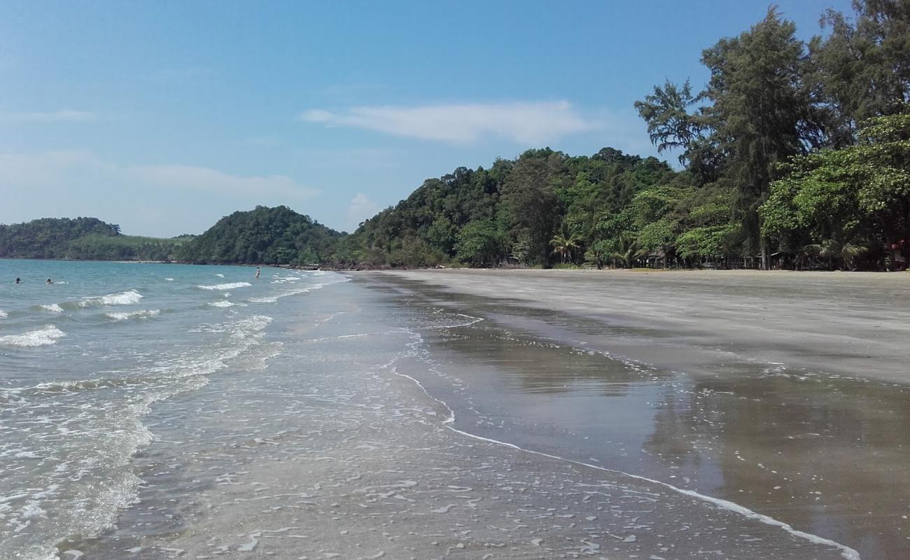 Foto af Sukorn Beach med lys sand overflade