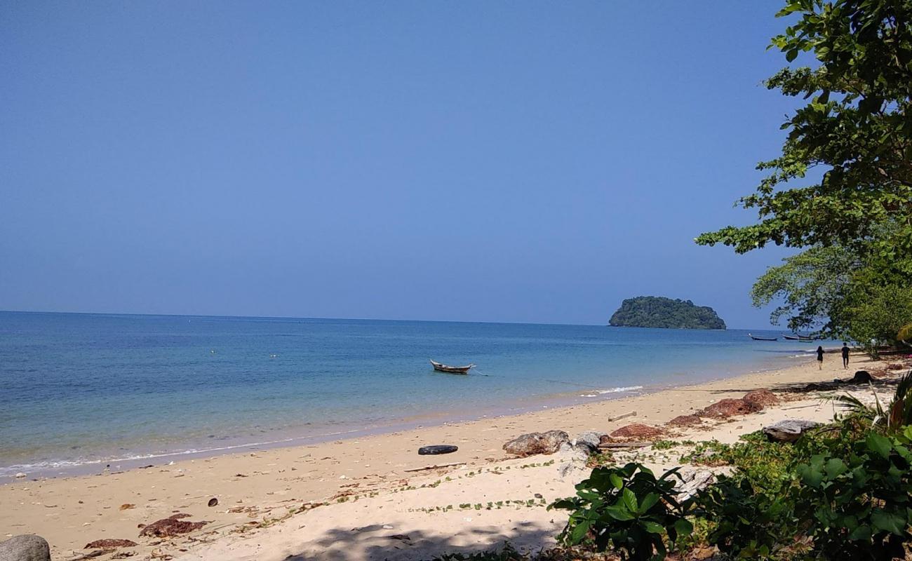 Foto af LangKhao Beach med lyst sand & sten overflade