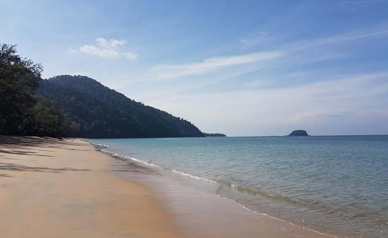 Foto af Tung Yaka Beach med lys fint sand overflade