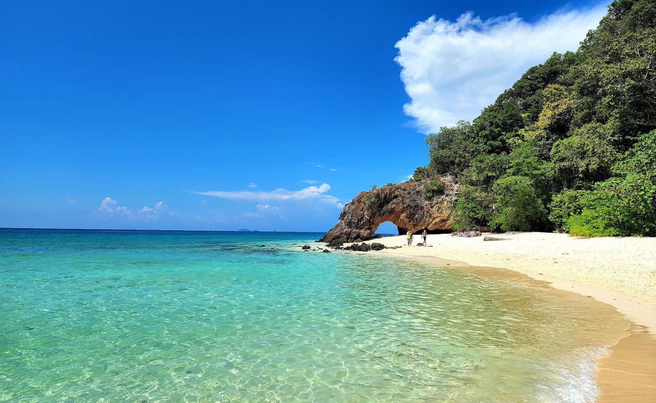 Foto af Koh Khai Strand med hvidt fint sand overflade