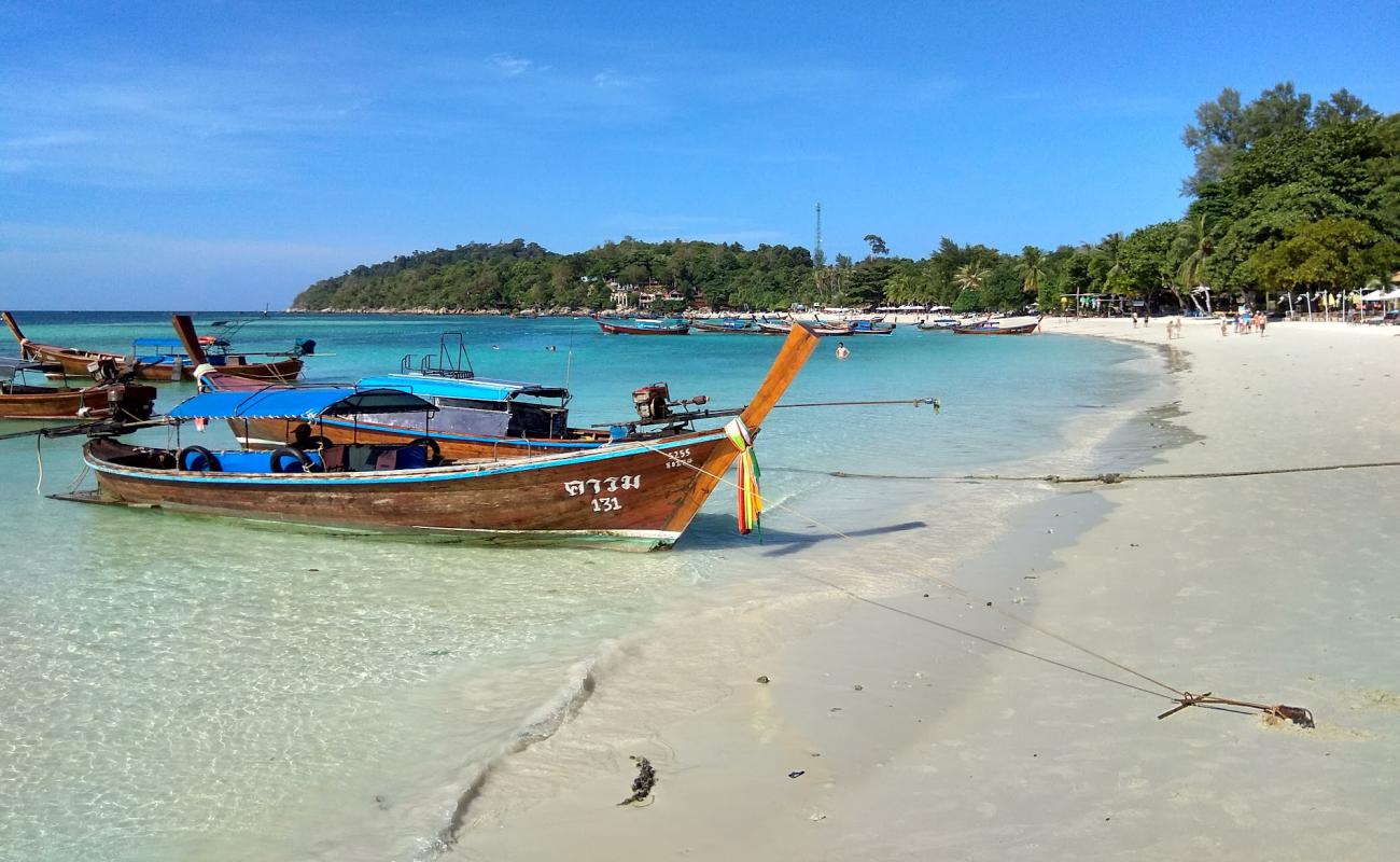 Foto af Pattaya Beach Ko Lipe med hvidt fint sand overflade