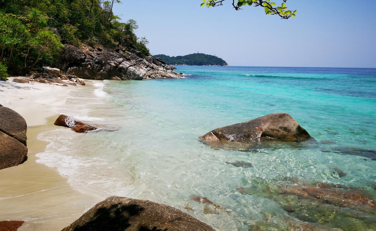 Foto af Patai Galah Beach med hvidt fint sand overflade