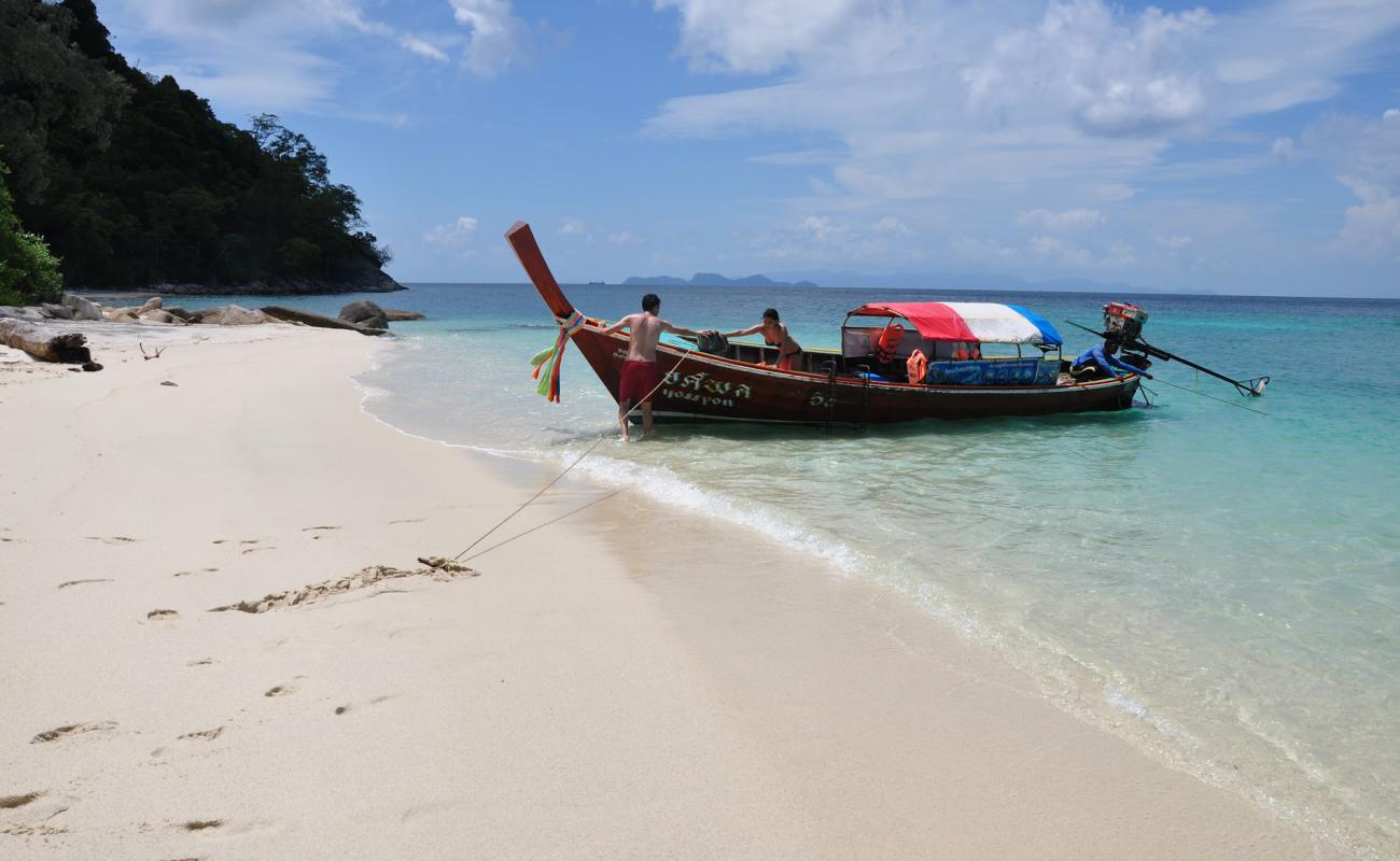 Foto af Koh Adang secret Beach med lys fint sand overflade