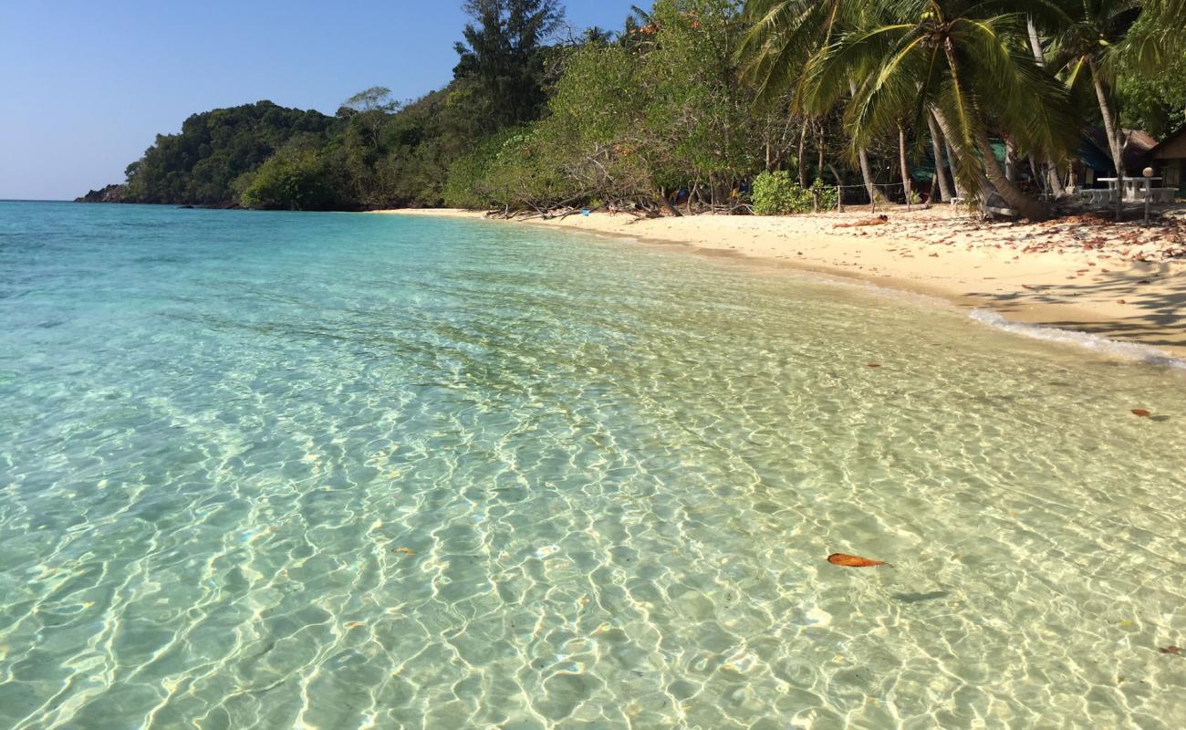 Foto af Ao-nieng Beach Resort med hvidt fint sand overflade