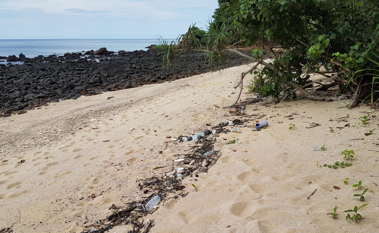 Foto af Ewu Beach med lyst sand & sten overflade