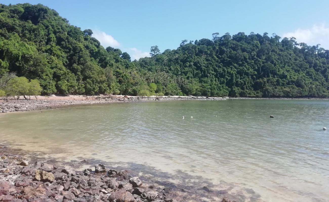 Foto af Ao Muang Beach med lyst sand & sten overflade