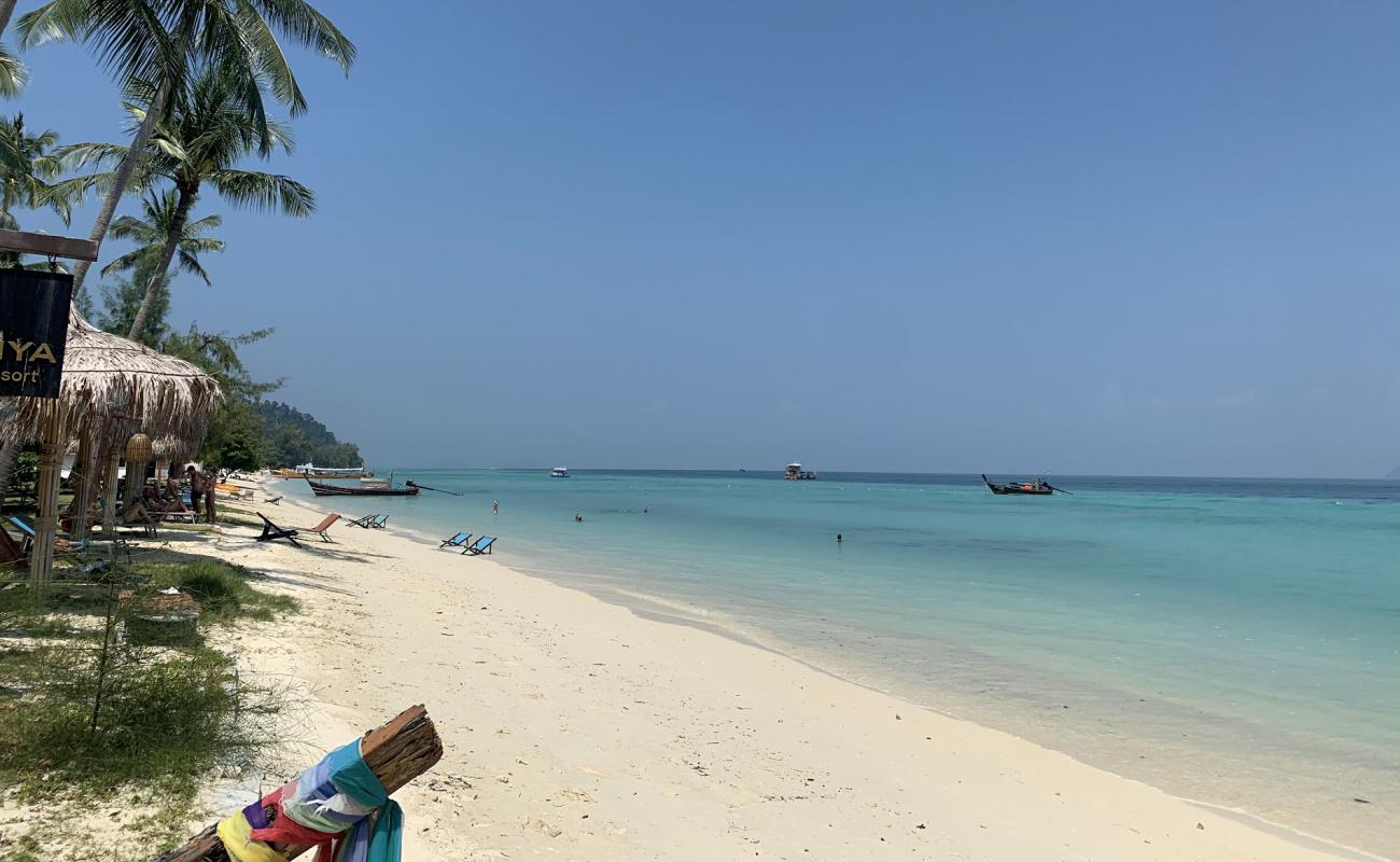 Foto af Ko Hai Divers Beach med hvidt sand overflade