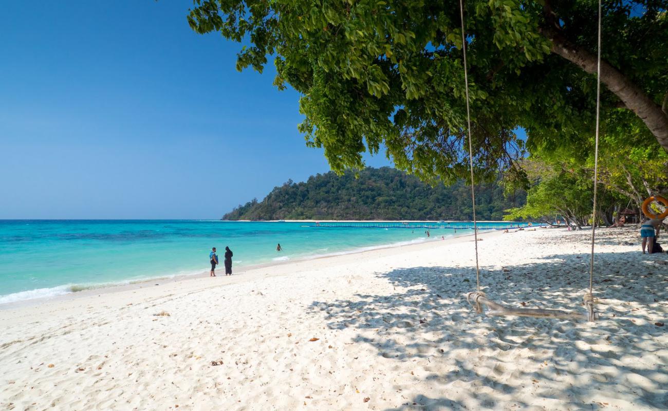 Foto af Koh Rok Yai Strand med hvidt fint sand overflade