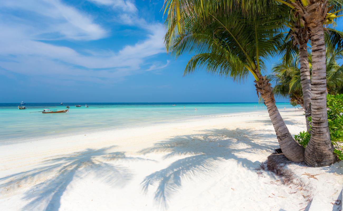 Foto af Laemtong Strand med hvidt fint sand overflade