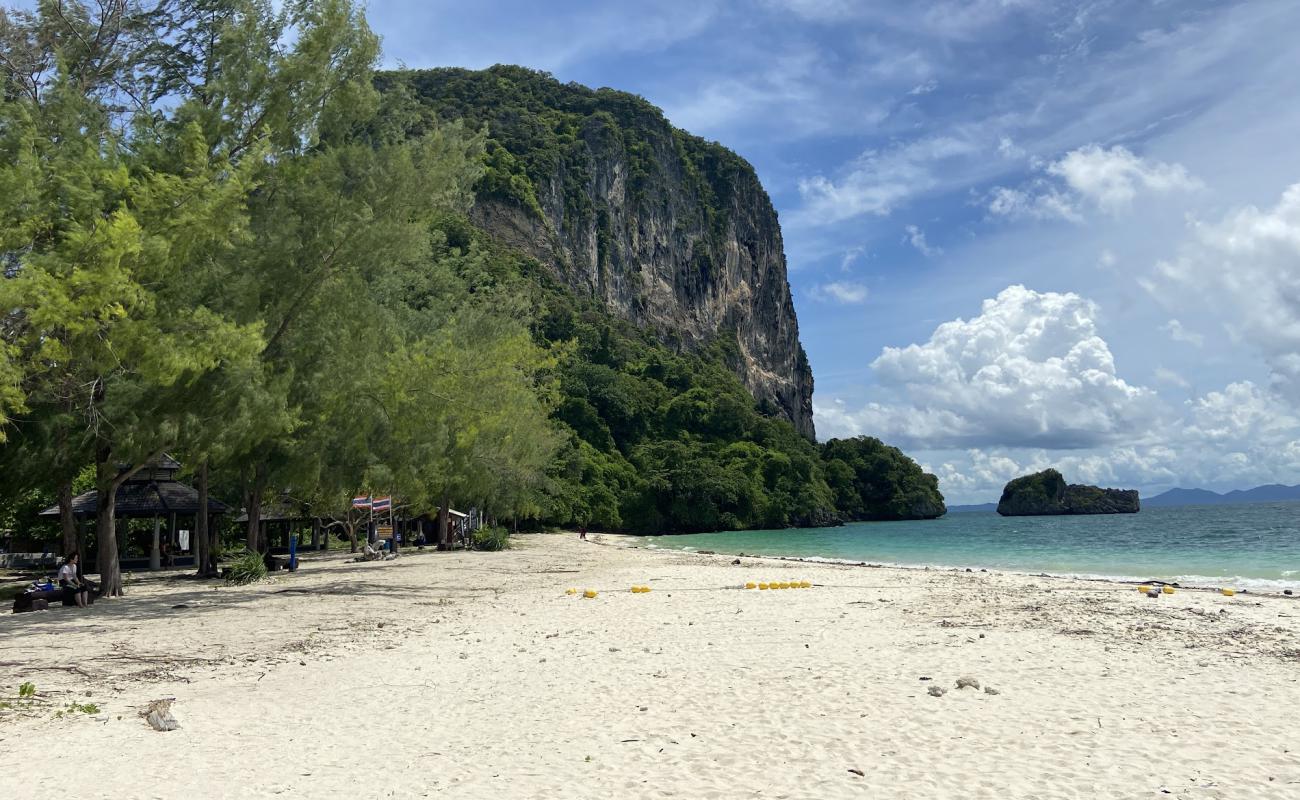 Foto af Ko Poda Strand med hvidt fint sand overflade