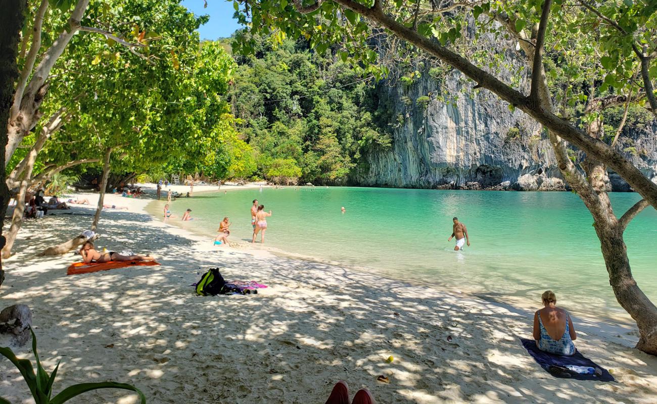 Foto af Koh Hong Strand med hvidt fint sand overflade