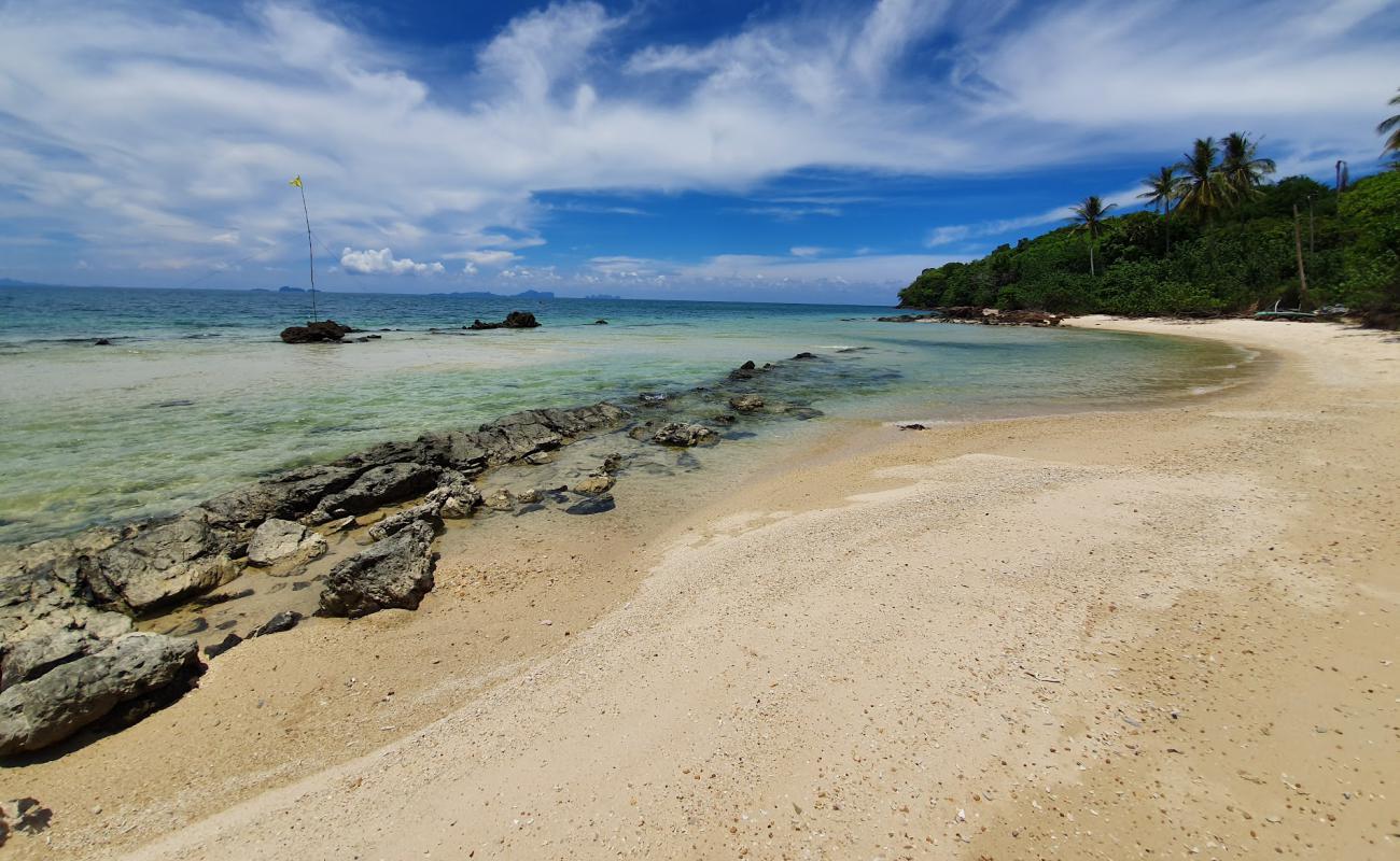 Foto af Ao Sai Beach med let sand og småsten overflade