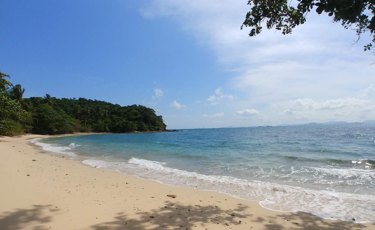 Foto af Ao Muong Beach med lys sand overflade