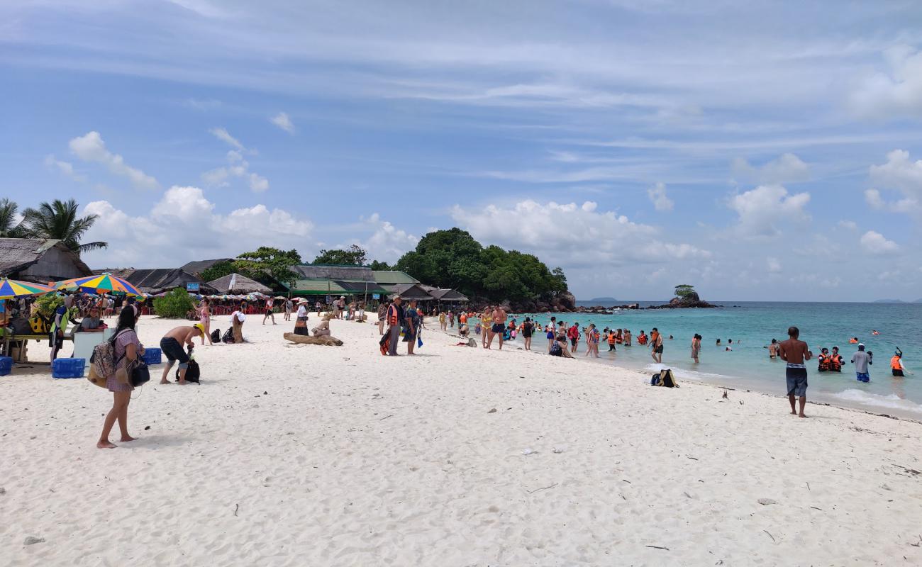 Foto af Khai Nai Beach med lys sand overflade