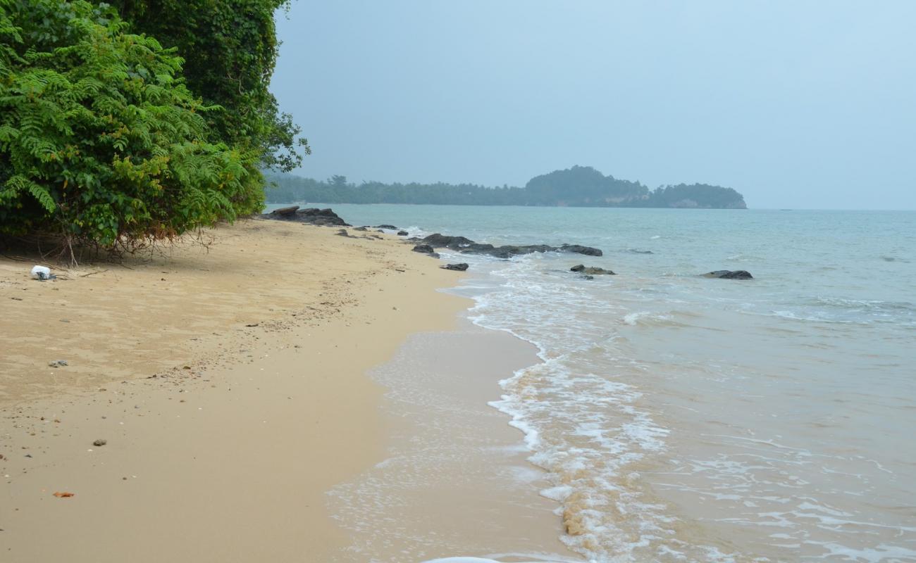 Foto af Lom Le Beach med lys sand overflade