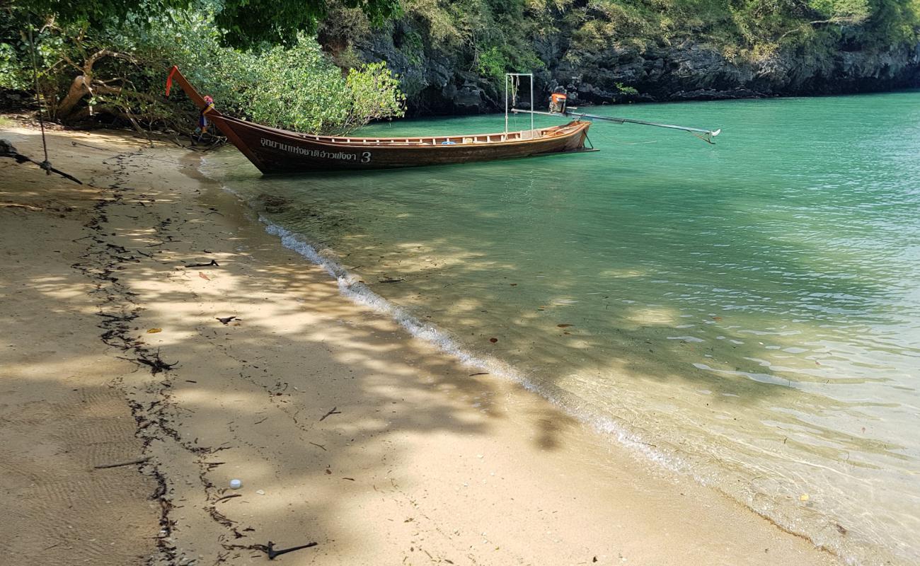 Foto af Kian Bay Beach med lyst sand & sten overflade