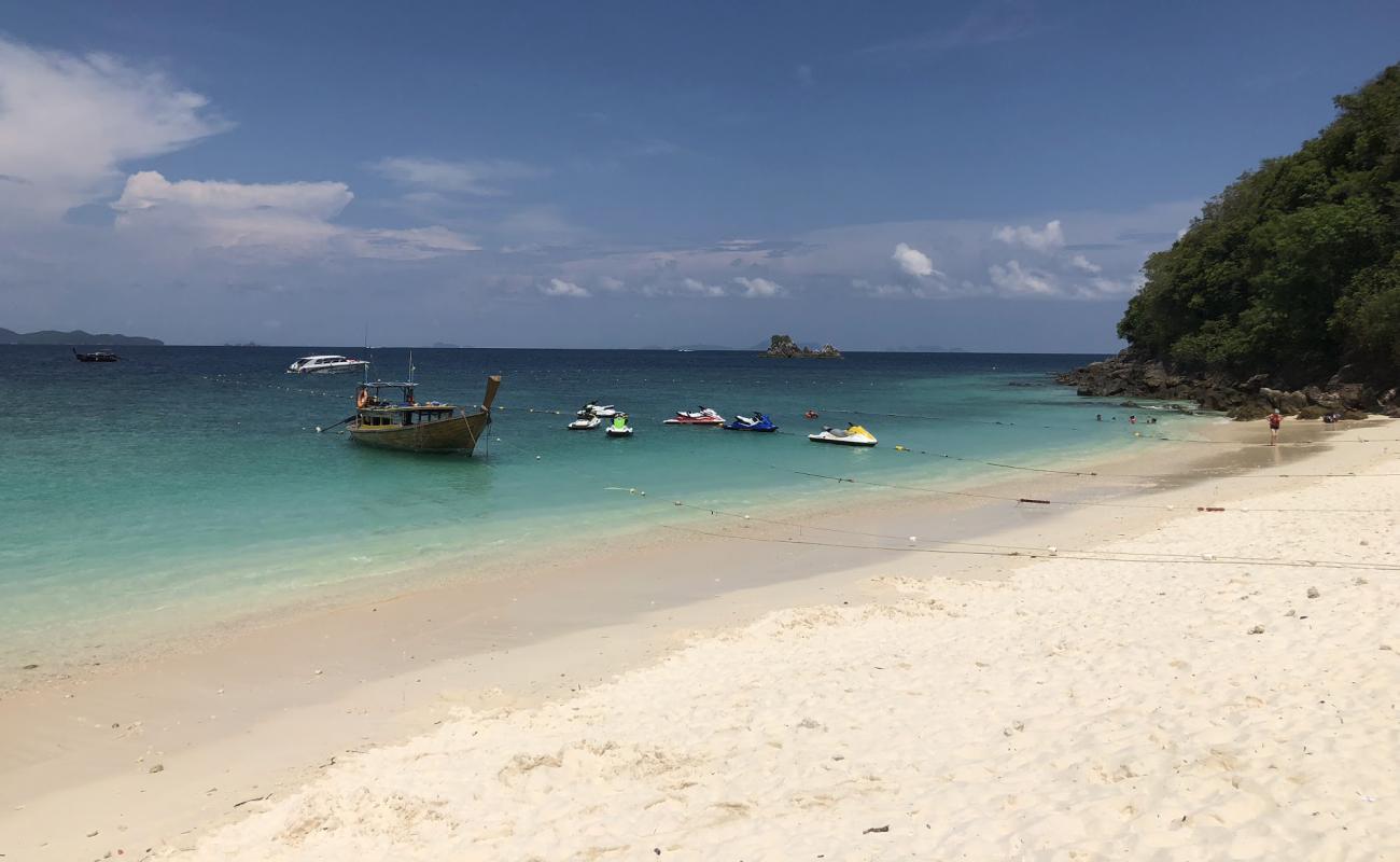 Foto af Naka Noi Island Beach med lys sand overflade