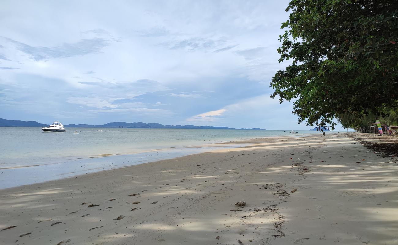 Foto af Tab Po Beach med lys sand overflade