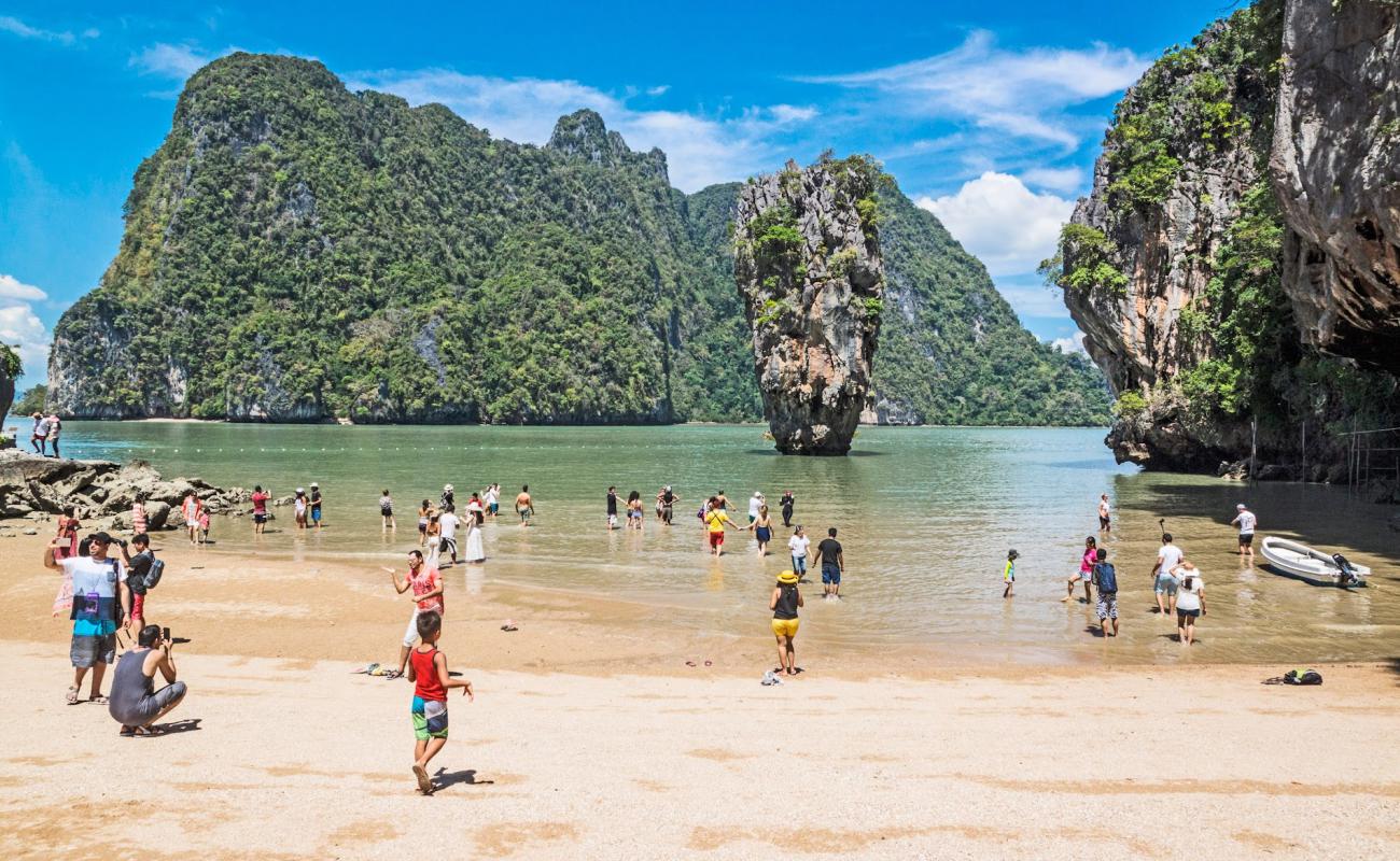 Foto af Khao Tapu Strand med lys sand overflade