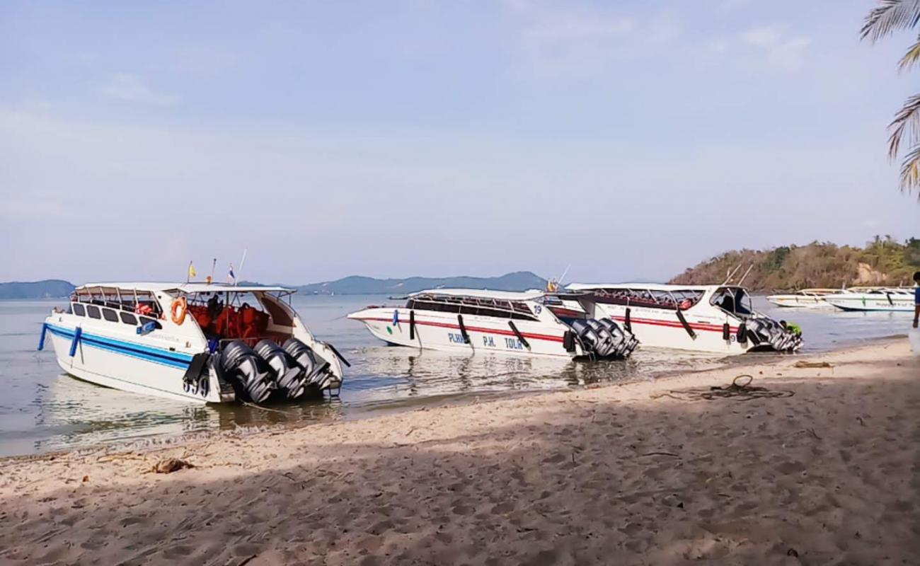 Foto af Yipsi Beach med lys sand overflade