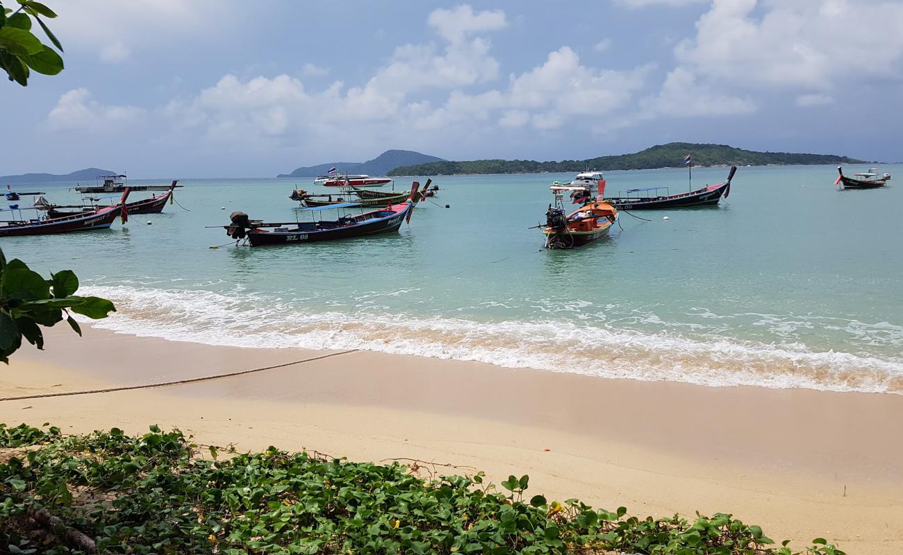 Foto af Rawai Beach med lys sand overflade