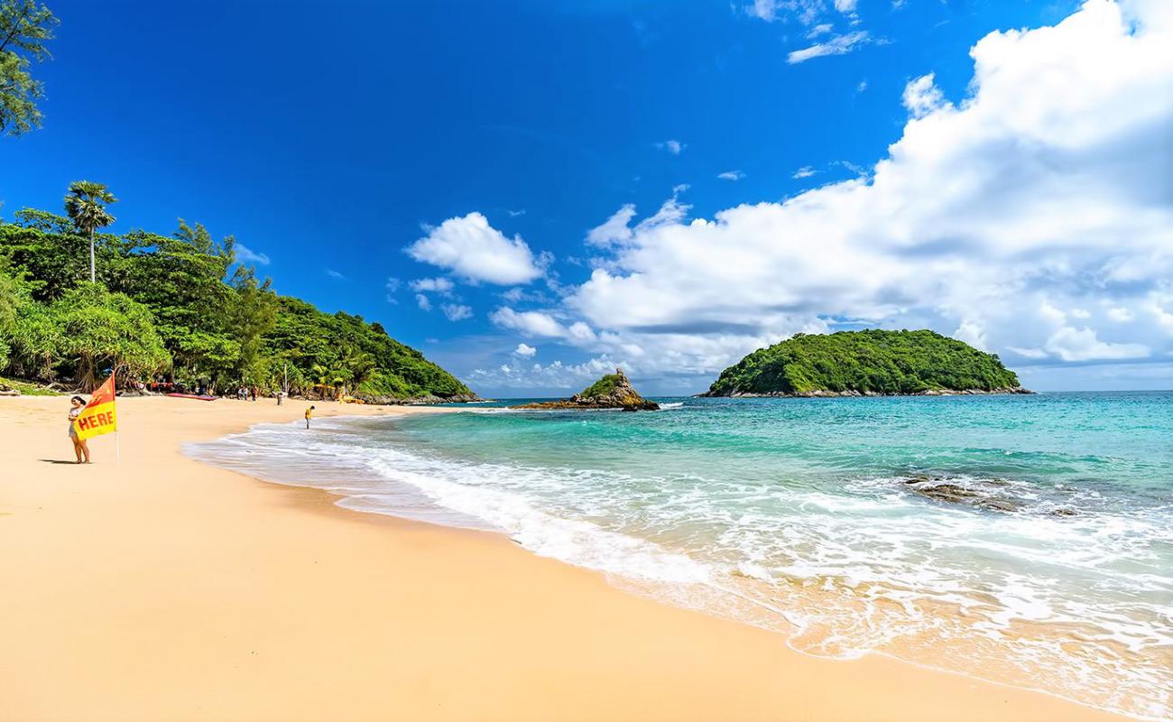 Foto af Yanui Beach med lys fint sand overflade