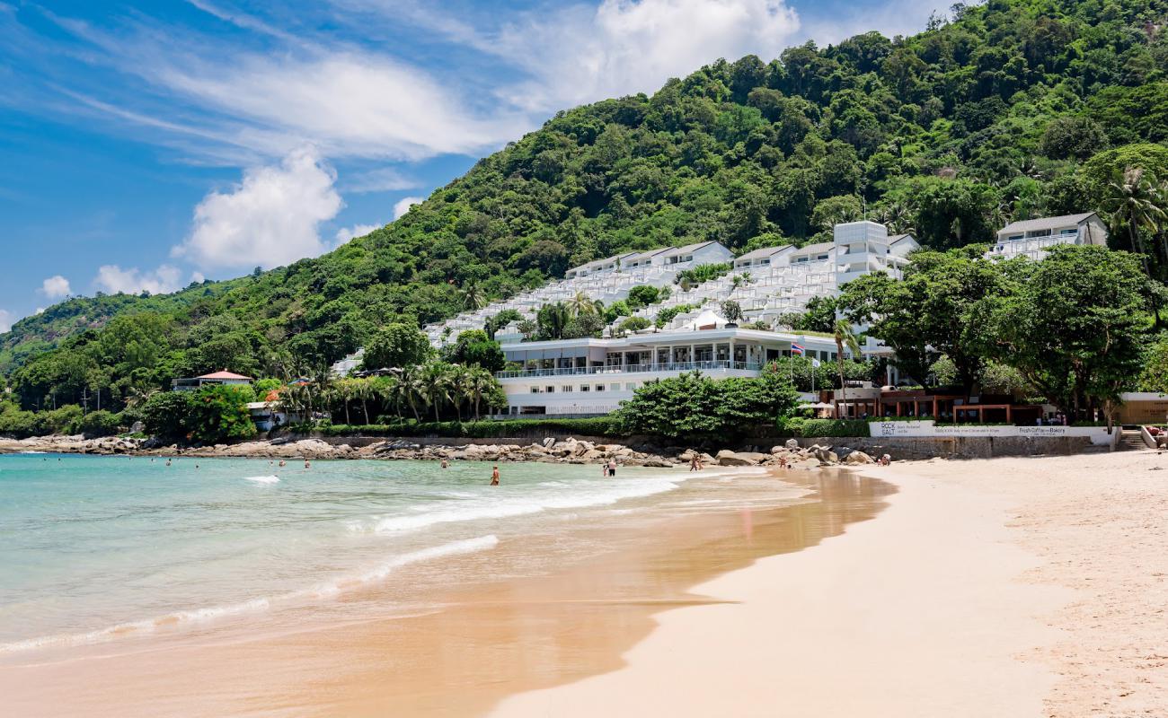 Foto af Nai Harn Strand med lys fint sand overflade