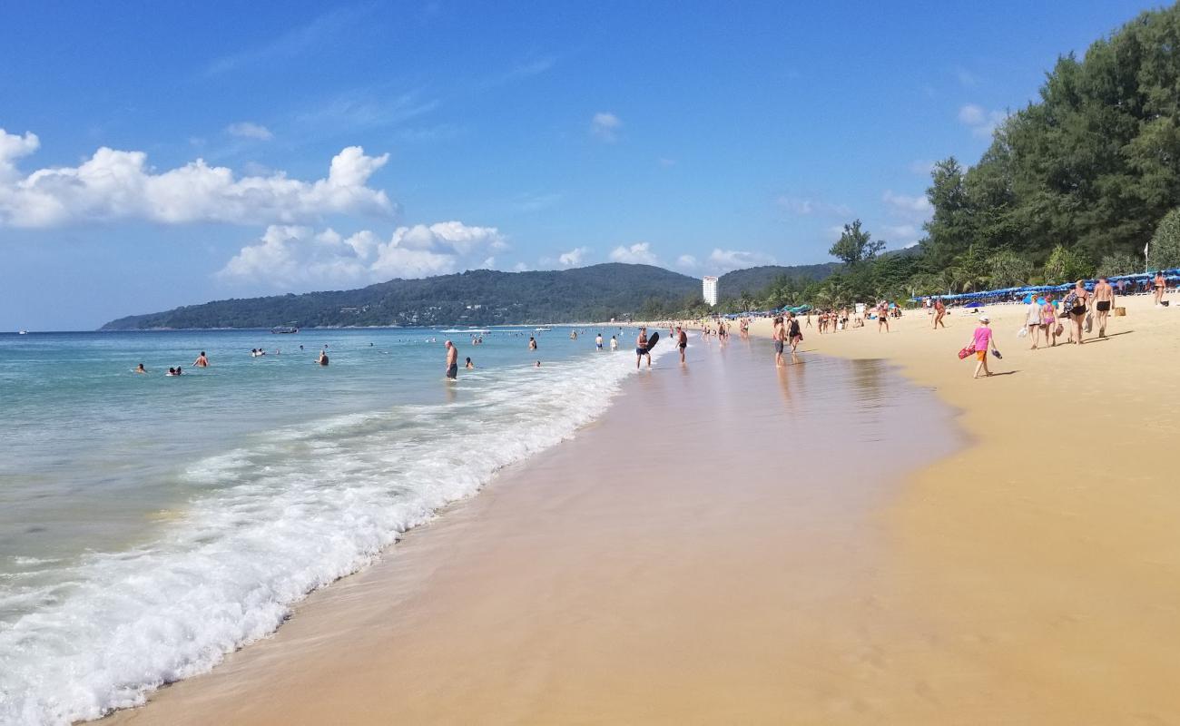 Foto af Karon Strand med lys fint sand overflade