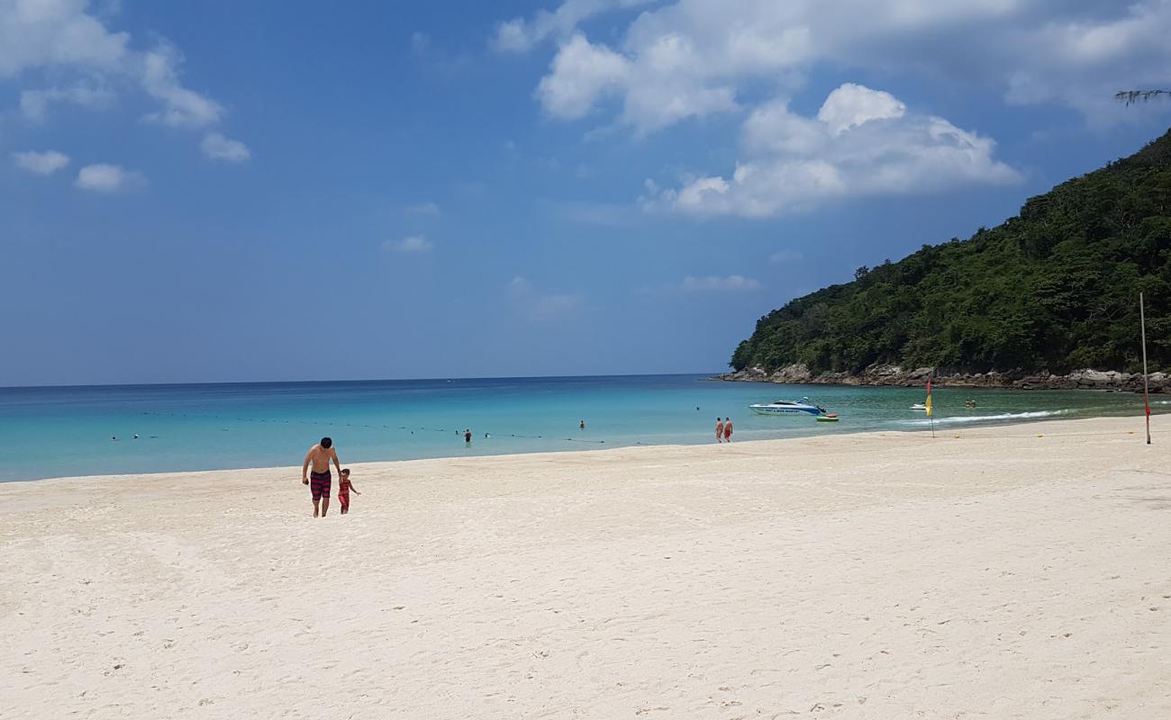 Foto af Karon Noi Strand med hvidt fint sand overflade