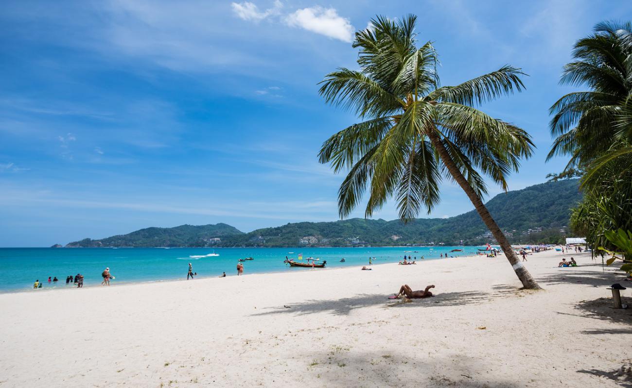 Foto af Patong Strand med lys fint sand overflade