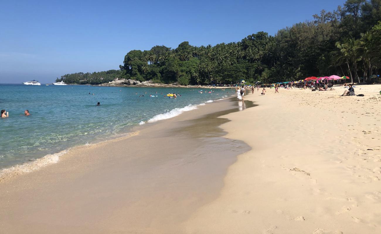 Foto af Surin Strand med lys fint sand overflade