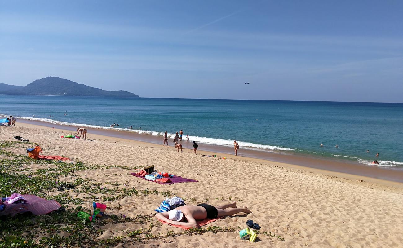 Foto af Mai Khao beach med lys sand overflade