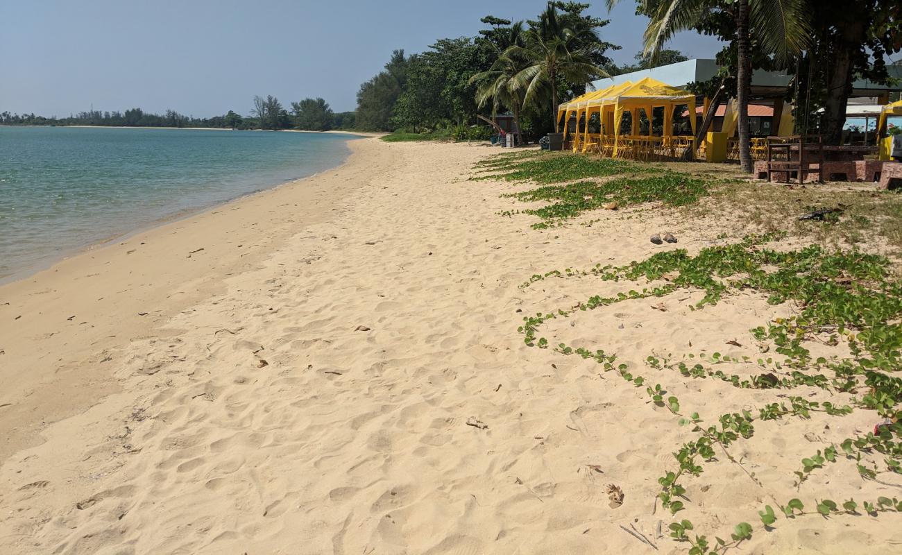 Foto af Tha Nun Beach med lys sand overflade