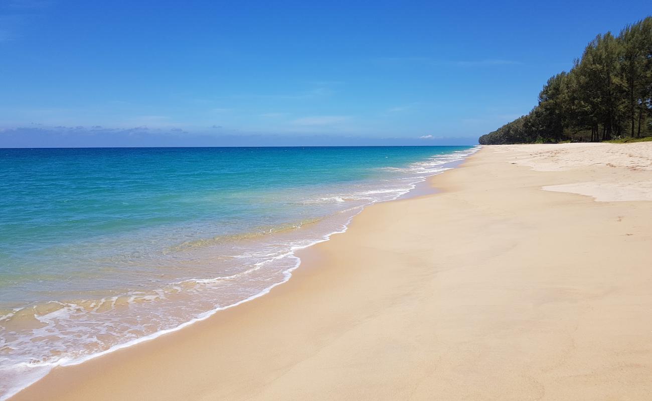 Foto af Thaimuang Beach med lys fint sand overflade