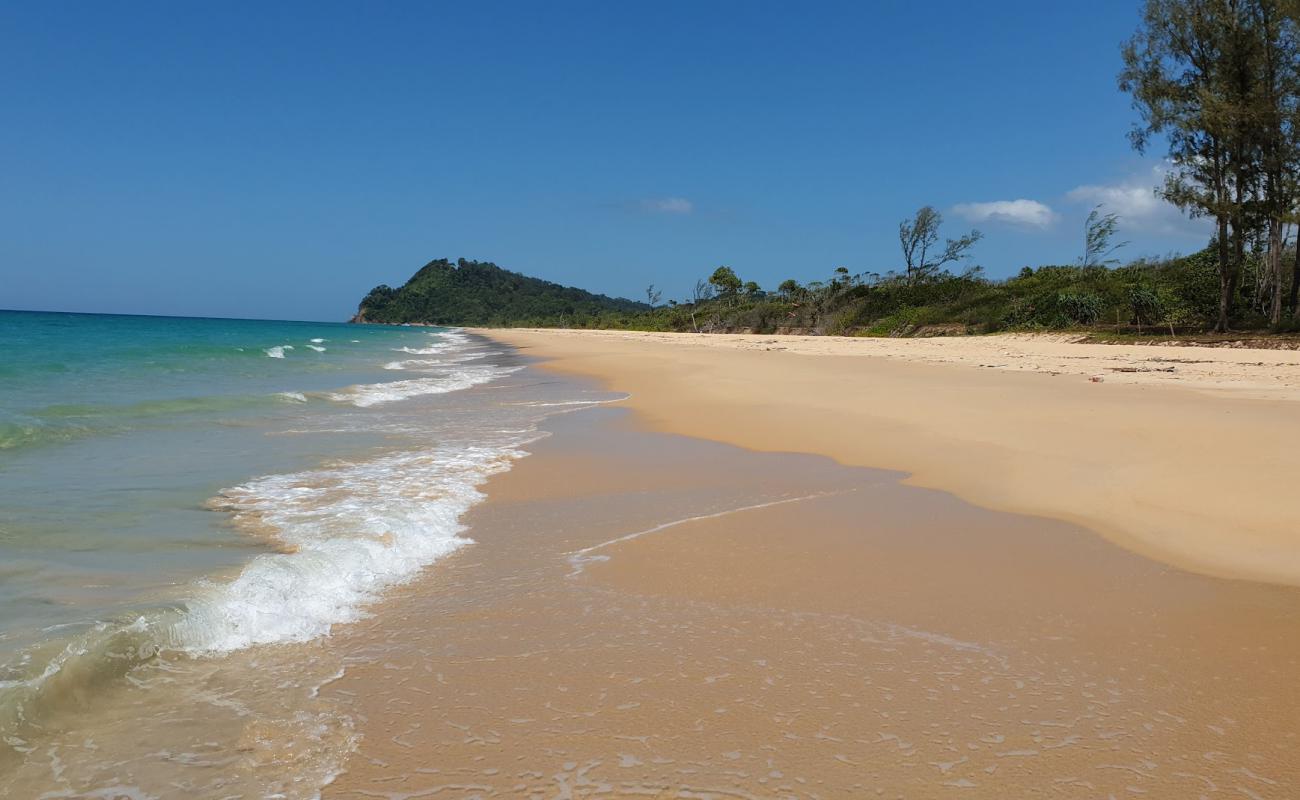 Foto af Khao Na Yak Golden Beach med lys fint sand overflade