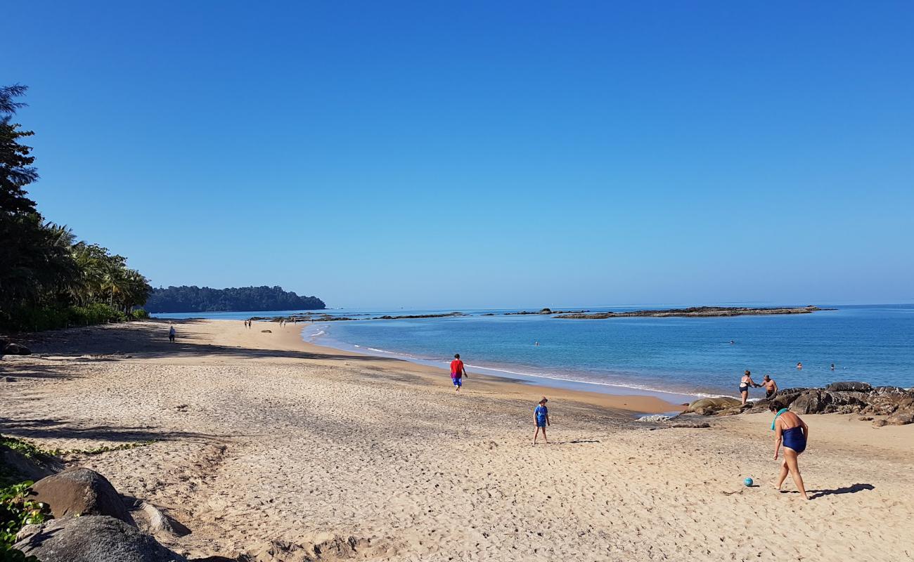 Foto af Nang Thong Beach med grå sand overflade