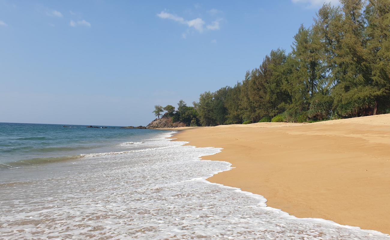 Foto af Ko Phra Thong Beach II med lys sand overflade