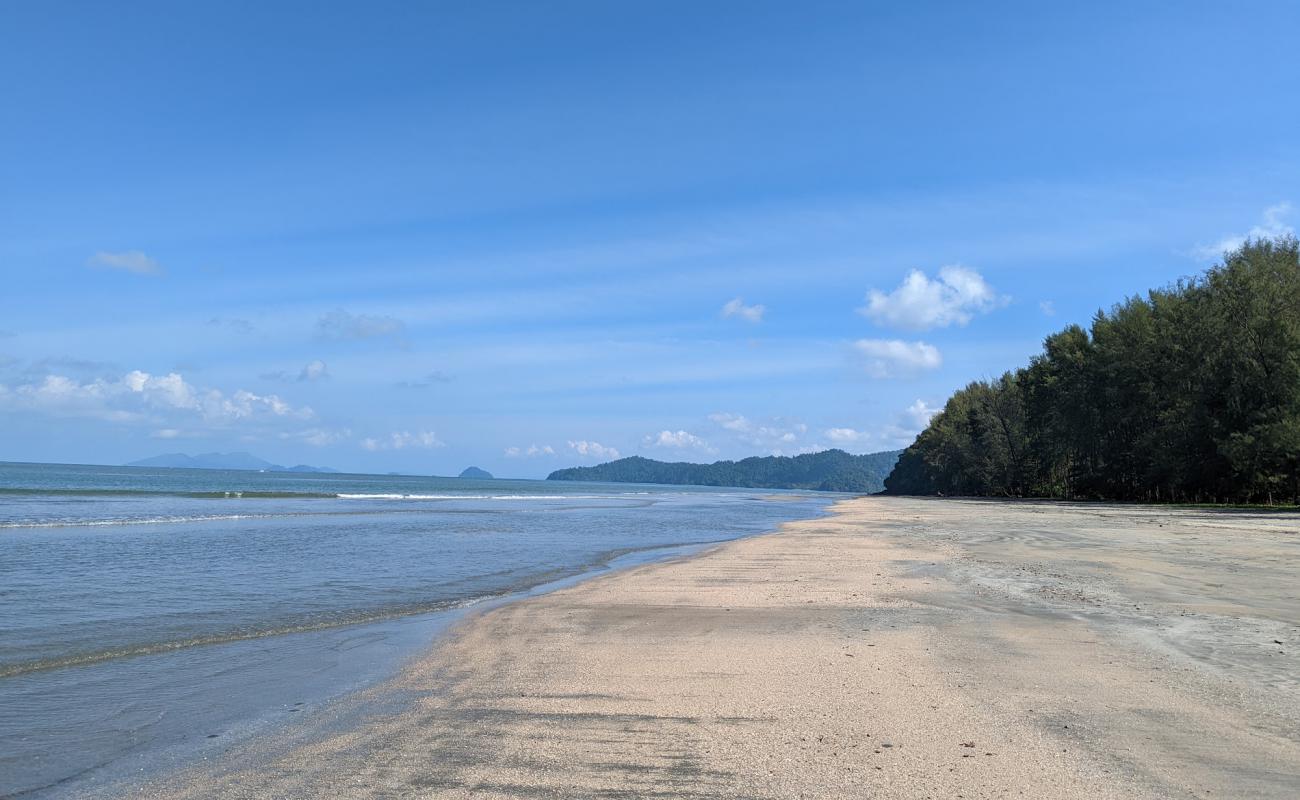 Foto af Baan Prukraksa Beach med grå sand overflade